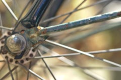 Rostiges Fahrradrad stockbilder Rostiges Fahrradrad stockbilder