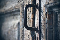 Rostigt metallhandtag på en gammal trädörr arkivbilder Rostigt metallhandtag på en gammal trädörr arkivbilder
