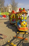 Rostov-On-Don, Fédération de Russie, le 30 mars 2019 Parc d'attractions Locomotive lumineuse avec un visage sur la locomotive images libres de droits Rostov-On-Don, Fédération de Russie, le 30 mars 2019 Parc d'attractions Locomotive lumineuse avec un visage sur la locomotive images libres de droits