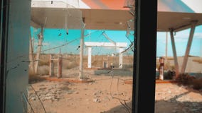 Rota 66 vídeo de movimento lento quebrado de abastecimento da janela da estrada 66 da crise Posto de gasolina abandonado sujo vel vídeos de arquivo Rota 66 vídeo de movimento lento quebrado de abastecimento da janela da estrada 66 da crise Posto de gasolina abandonado sujo vel vídeos de arquivo