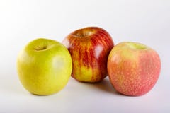 Rote Apfel-, Gr?ne und rosa?pfel lokalisiert auf Wei? stockfoto Rote Apfel-, Gr?ne und rosa?pfel lokalisiert auf Wei? stockfoto