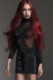 Rote behaarte Frau im kurzen schwarzen sexy Kleid stockbilder Rote behaarte Frau im kurzen schwarzen sexy Kleid stockbilder