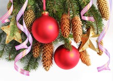 Rote Bälle, Sterne, Â-Serpentin auf dem Weihnachtsbaum lizenzfreie stockfotos Rote Bälle, Sterne, Â-Serpentin auf dem Weihnachtsbaum lizenzfreie stockfotos