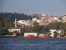 Rote Eisenschiffe auf dem Bosporus stockfoto Rote Eisenschiffe auf dem Bosporus stockfoto
