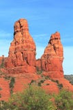 Rote Felsen-Berggipfel gegen den Himmel nahe Sedona stockfotos Rote Felsen-Berggipfel gegen den Himmel nahe Sedona stockfotos