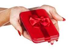 Rote Geschenkbox in den Händen der Frau Lizenzfreie Stockbilder Rote Geschenkbox in den Händen der Frau Lizenzfreie Stockbilder