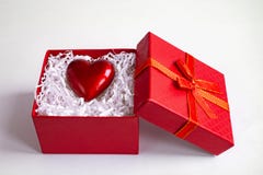 Rote Geschenkbox mit Herzen durch auf weißen Hintergrund lizenzfreie stockfotografie Rote Geschenkbox mit Herzen durch auf weißen Hintergrund lizenzfreie stockfotografie