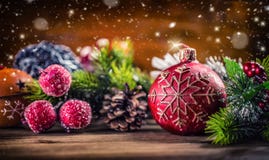 Rote Hintergrundnahaufnahme Weihnachtskerze und -dekoration Weihnachtsgrenzdesign auf dem hölzernen Hintergrund Stockbild Rote Hintergrundnahaufnahme Weihnachtskerze und -dekoration Weihnachtsgrenzdesign auf dem hölzernen Hintergrund Stockbild