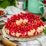 Rote Johannisbeereumgedrehter Bundt-Kuchen stockfotos Rote Johannisbeereumgedrehter Bundt-Kuchen stockfotos