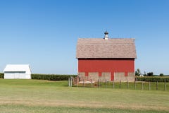 Rote Scheune in ländlichem Iowa an einem wolkenlosen Sommertag stockfoto Rote Scheune in ländlichem Iowa an einem wolkenlosen Sommertag stockfoto