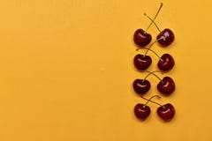 Rote süße Kirschreihe auf dem Recht lizenzfreies stockfoto Rote süße Kirschreihe auf dem Recht lizenzfreies stockfoto