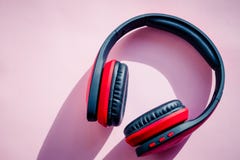 Rote und schwarze Kopfhörer auf rosa Hintergrund Hört die Musik Minimalismusideenkonzept lizenzfreie stockfotografie Rote und schwarze Kopfhörer auf rosa Hintergrund Hört die Musik Minimalismusideenkonzept lizenzfreie stockfotografie