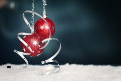 Rote Weihnachtskugeln, -farbband und -schnee stockfotos Rote Weihnachtskugeln, -farbband und -schnee stockfotos