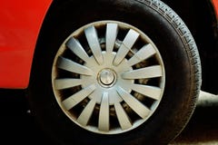 Roter Autoreifen stockbild Roter Autoreifen stockbild