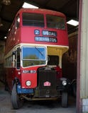 Roter doppelstöckiger Bus der Weinlese in der Garage bereit zu jährlichem Devon-Küstenlauf, Winkleigh, Vereinigtes Königreich, am stockfotografie Roter doppelstöckiger Bus der Weinlese in der Garage bereit zu jährlichem Devon-Küstenlauf, Winkleigh, Vereinigtes Königreich, am stockfotografie