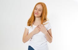 Rotes Haar Mädchen, das ihr Herz berührt Gesundes Lebensstilsleben Liebe Romanze und K?rpersprache L?chelndes gl?ckliches Fraueng lizenzfreies stockfoto Rotes Haar Mädchen, das ihr Herz berührt Gesundes Lebensstilsleben Liebe Romanze und K?rpersprache L?chelndes gl?ckliches Fraueng lizenzfreies stockfoto