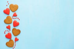 Rotes Herz formte Plätzchen auf blauem Hintergrund Valentinsgruß `s Tag stockfotografie Rotes Herz formte Plätzchen auf blauem Hintergrund Valentinsgruß `s Tag stockfotografie