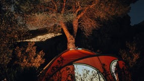 Rotes Zelt in einer Nachtlandschaft stockfoto Rotes Zelt in einer Nachtlandschaft stockfoto