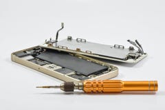 Roto del teléfono móvil y de la herramienta de la reparación fotografía de archivo libre de regalías Roto del teléfono móvil y de la herramienta de la reparación fotografía de archivo libre de regalías