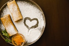 Rotoli dei pancake su un piatto scuro con zucchero in polvere, inceppamento e la menta Dessert squisito fotografia stock libera da diritti Rotoli dei pancake su un piatto scuro con zucchero in polvere, inceppamento e la menta Dessert squisito fotografia stock libera da diritti