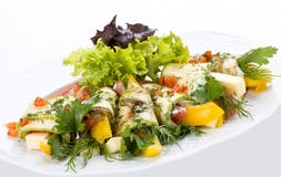 Rotoli dello zucchini con formaggio e le verdure su un piatto bianco fotografie stock libere da diritti Rotoli dello zucchini con formaggio e le verdure su un piatto bianco fotografie stock libere da diritti