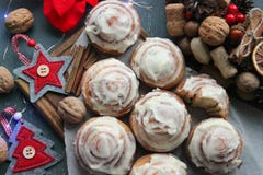 Rotoli di cannella per il Natale Dolci di Natale Rotoli di cannella bollenti domestici per il nuovo anno e le feste di Natale fotografia stock Rotoli di cannella per il Natale Dolci di Natale Rotoli di cannella bollenti domestici per il nuovo anno e le feste di Natale fotografia stock