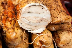 Rotolo al forno della carne di maiale sul contro mercato Immagine Stock Libera da Diritti Rotolo al forno della carne di maiale sul contro mercato Immagine Stock Libera da Diritti