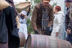 Rotolo di peoplemen della canzone di Natale di festival di Dickens con i barilotti immagine stock libera da diritti Rotolo di peoplemen della canzone di Natale di festival di Dickens con i barilotti immagine stock libera da diritti