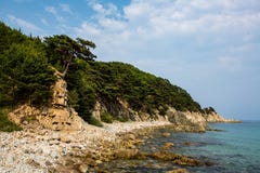 Rotsachtige kust van het Overzees van Japan royalty-vrije stock afbeelding Rotsachtige kust van het Overzees van Japan royalty-vrije stock afbeelding