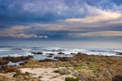 Rotsachtige kustlijn op de oceaan in DE Kelders, Zuid-Afrika, beroemd voor walvis het letten op Wintertijd, bewolkte en dramatisc royalty-vrije stock fotografie Rotsachtige kustlijn op de oceaan in DE Kelders, Zuid-Afrika, beroemd voor walvis het letten op Wintertijd, bewolkte en dramatisc royalty-vrije stock fotografie