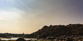 Rotsen, Keien met virupakshatempel bij een hoek Hampi stock foto's Rotsen, Keien met virupakshatempel bij een hoek Hampi stock foto's