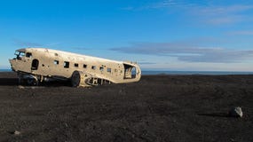 Rottame dell'aeroplano caduto nel 1973 Douglas R4D Dakota DC-3 C 117 di US Navy in Islanda alla spiaggia di Solheimsandur fotografia stock libera da diritti Rottame dell'aeroplano caduto nel 1973 Douglas R4D Dakota DC-3 C 117 di US Navy in Islanda alla spiaggia di Solheimsandur fotografia stock libera da diritti