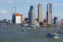 Rotterdam, die Niederlande vom Flussufer stockfoto Rotterdam, die Niederlande vom Flussufer stockfoto
