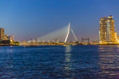 Rotterdam-Skyline in der Nacht mit der ERASMUS-Brücke in den Niederlanden Holland stockfotografie Rotterdam-Skyline in der Nacht mit der ERASMUS-Brücke in den Niederlanden Holland stockfotografie