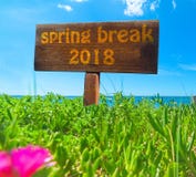 Rottura di primavera 2018 scritta su un segno di legno immagine stock libera da diritti Rottura di primavera 2018 scritta su un segno di legno immagine stock libera da diritti