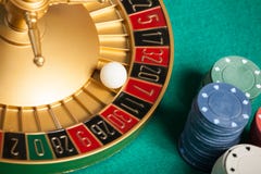 roue de roulette de casino avec la boule sur le numéro 7 photographie stock roue de roulette de casino avec la boule sur le numéro 7 photographie stock