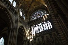 Rouen Cathedrale Świątobliwy wewnętrzny widok z światłami słonecznymi zdjęcia stock Rouen Cathedrale Świątobliwy wewnętrzny widok z światłami słonecznymi zdjęcia stock
