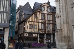 Rouen Gamla och vippade på hus på Rue Eau de Robec på en regnig dag Ruen Eau-de-Robec är en av de huvudsakliga turist- gatorna av royaltyfria bilder Rouen Gamla och vippade på hus på Rue Eau de Robec på en regnig dag Ruen Eau-de-Robec är en av de huvudsakliga turist- gatorna av royaltyfria bilder