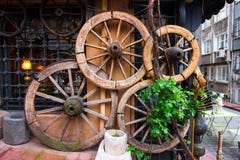 Roues antiques de chariot, mur décoré avec des roues, ShopWall antique photographie stock Roues antiques de chariot, mur décoré avec des roues, ShopWall antique photographie stock