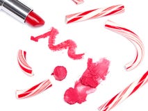 Rouge à lèvres rouge lumineux avec la sucrerie écrasée de Noël image libre de droits Rouge à lèvres rouge lumineux avec la sucrerie écrasée de Noël image libre de droits