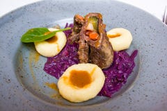 Roulade de boeuf fournie de personnel avec des champignons en sauce aux champignons crémeuse servie avec les pommes vapeur de béb photographie stock Roulade de boeuf fournie de personnel avec des champignons en sauce aux champignons crémeuse servie avec les pommes vapeur de béb photographie stock