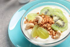 Roulez avec du yaourt, les fruits et la granola sur la table images stock Roulez avec du yaourt, les fruits et la granola sur la table images stock