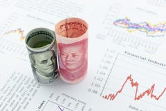 Roulé vers le haut des rouleaux de facture de dollar US et de yuans chinois avec l'image/portrait du Président Mao Zedong et Benj Images stock Roulé vers le haut des rouleaux de facture de dollar US et de yuans chinois avec l'image/portrait du Président Mao Zedong et Benj Images stock