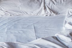 Roupa de cama branco amarrotado Fundo imagem de stock royalty free Roupa de cama branco amarrotado Fundo imagem de stock royalty free