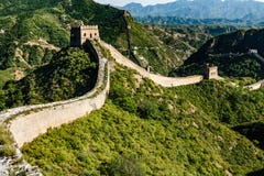 Route antique le long de dessus de Grande Muraille de fente de la Chine par une tour antique menant en bas de la montagne photo libre de droits Route antique le long de dessus de Grande Muraille de fente de la Chine par une tour antique menant en bas de la montagne photo libre de droits