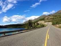 Route de Klondike le long d'Emerald Lake, le Yukon, Canada photo stock Route de Klondike le long d'Emerald Lake, le Yukon, Canada photo stock