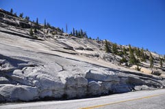 Route de passage de Tioga, parc national de parc national de Yosemite Photographie stock Route de passage de Tioga, parc national de parc national de Yosemite Photographie stock