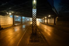 Route de rue et pont urbains sombres et graveleux de vintage la nuit photos stock Route de rue et pont urbains sombres et graveleux de vintage la nuit photos stock