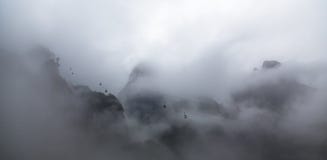 Route de téléphérique jusqu'au dessus de la montagne de Tianmenshan, province de Hunan Image libre de droits Route de téléphérique jusqu'au dessus de la montagne de Tianmenshan, province de Hunan Image libre de droits