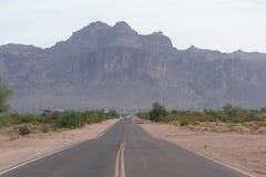 Route en Arizona menant aux montagnes de superstition image stock Route en Arizona menant aux montagnes de superstition image stock